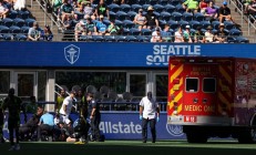 开云体育下载:Sounders GK Stefan Frei在救护车上与机组人员对抗